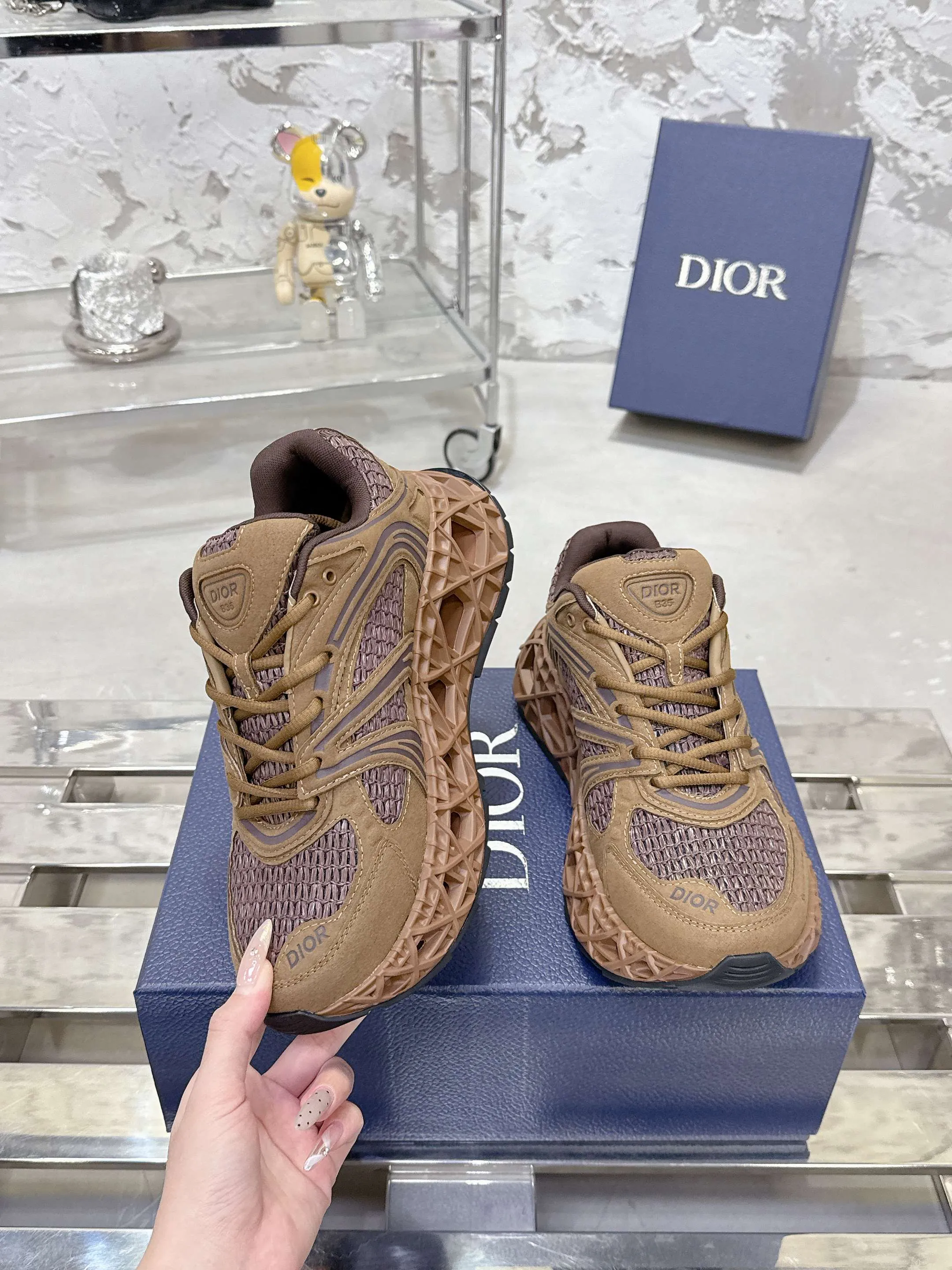 Factory price 780💰 Top version! ! ! Dior (B35) DIOR spring and summer men's wear show, the show was held at the Valle de Grasse School in Paris. Kim Jones drew inspiration from the works of South African artist Hylton Nel. The details of the shoes, clog soles and tribal elements, cleverly blended luxury craftsmanship and practicality, with fresh childishness and bright temperament, creating a new season hot spot. Dior KAWA Dior co-branded casual sports shoes reinterpret running shoes with Dior's high-end style. B35 is made of fine-textured leather and mesh fabric materials. It can be worn in all seasons, is comfortable and breathable, and has multiple lines on the shoe body to outline details. It has a full retro three-dimensional feel and can create a casual look all year round! Fabric: Cowhide/customized cloth material Lining: Imported breathable mesh Outsole: Original molded outsole Size: 39-46 (customized at 45.46)